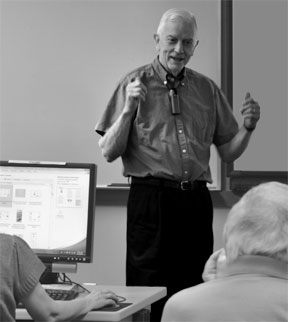 Teaching Seniors How to use Computers at SeniorNet