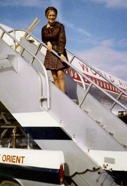 1971: World Airways Flight Attendant Zomer